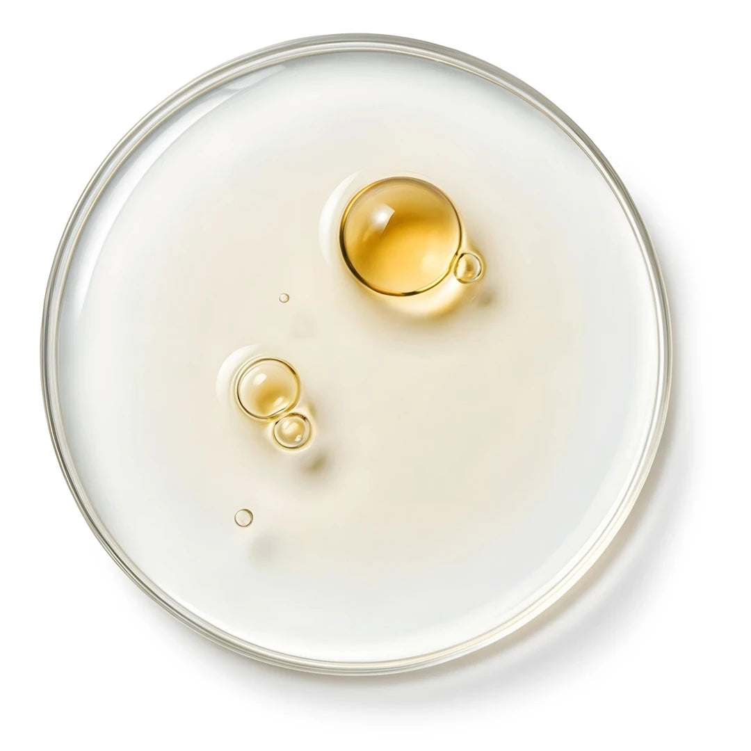 Top view of clear gel texture with separated oil droplets in a petri dish for Yelf Spot Off Zero-Oil Hyaluron Gel.
