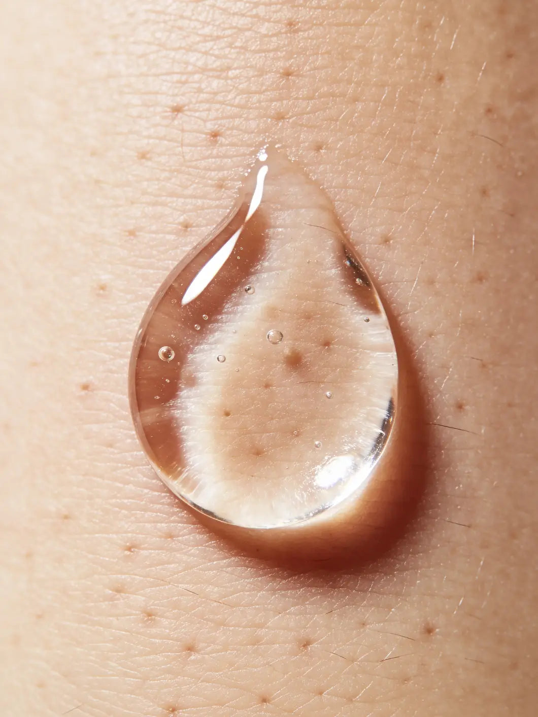 Yelf Viva el Boost Caffeine Gel – clear gel droplet with subtle air bubbles applied on skin in close-up