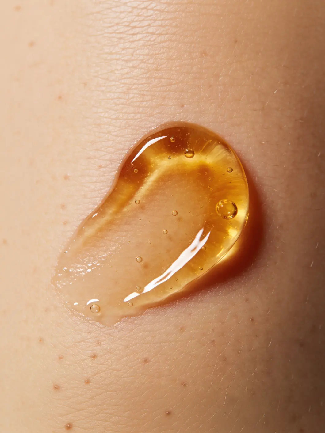 Yelf Viva el Boost Ginkgo Gel – amber gel texture with subtle air bubbles applied on skin in close-up