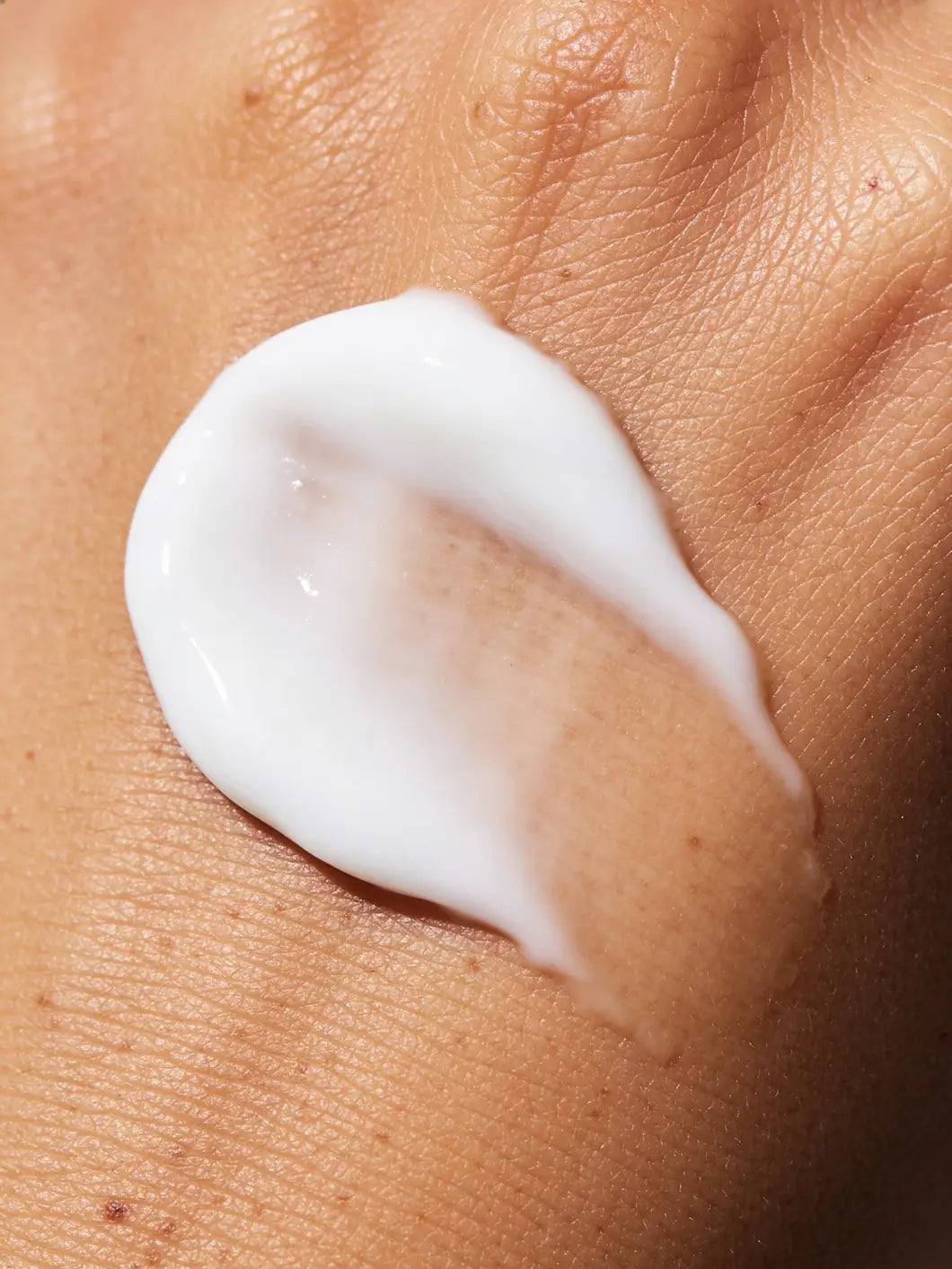 Yelf Viva el Boost Hyaluron Cream – white creamy texture applied on skin in close-up