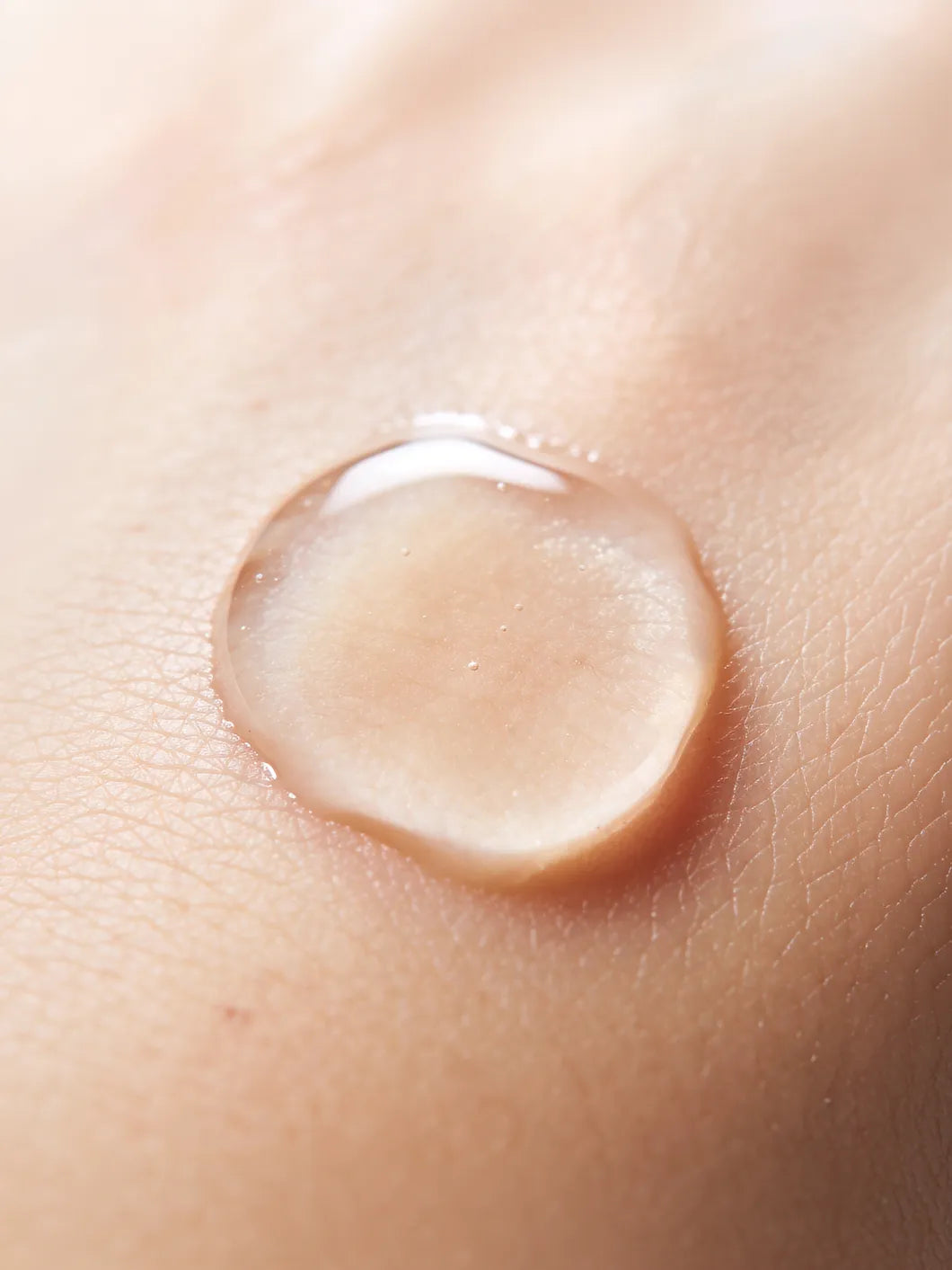 Yelf Viva el Boost Hyaluron Gel – clear hydrating gel texture applied on skin in close-up